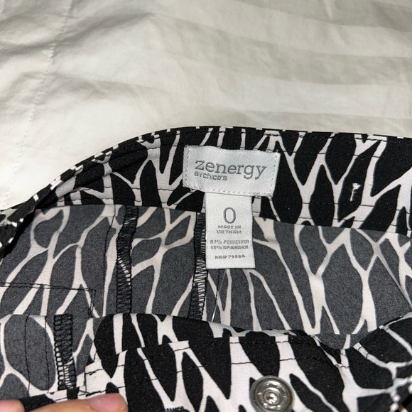 Chicos Zenergy black/white patterned capris - Picture 2 of 3